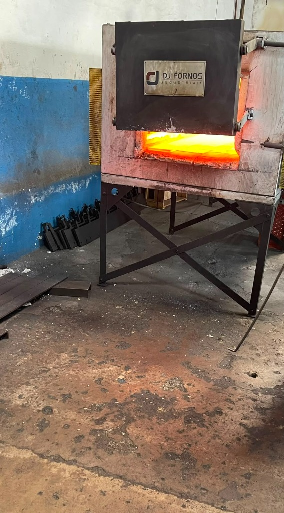 Forno industrial DJ Fornos para tratamento térmico de facas na Thermo